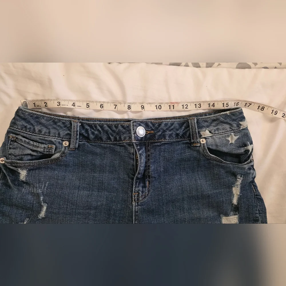 Distressed Denim Shorts Star Patch Raw Hem Blue Womens 11/12 Mid Rise Cutoff - Picture 8 of 10